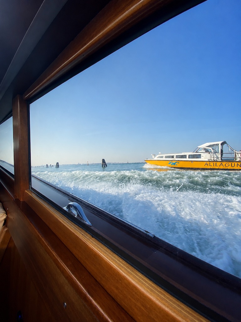 A bord d'un bateau dans la lagune de Venise