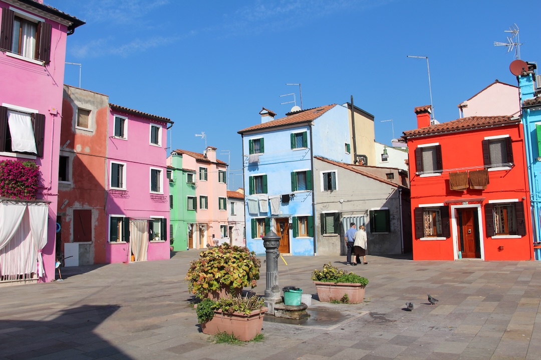 Une place de Burano avec des maisons colorées, au mois d'octobre.