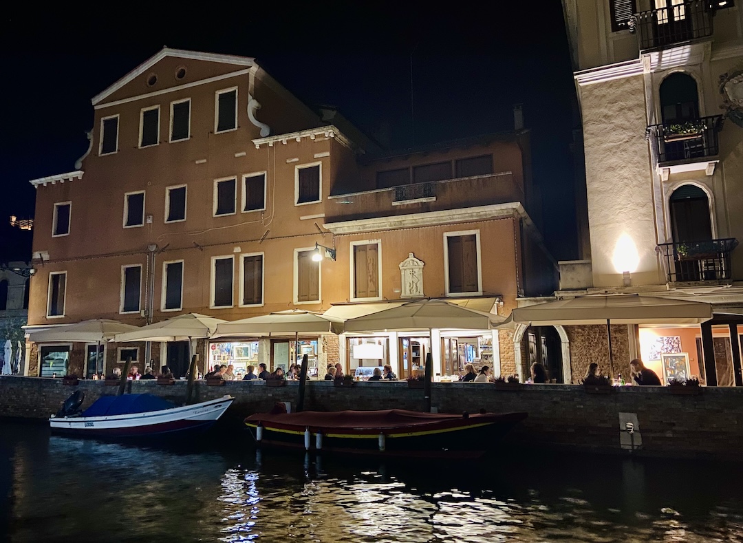 Des terrasses de restaurants fréquentées un soir à Venise en octobre.
