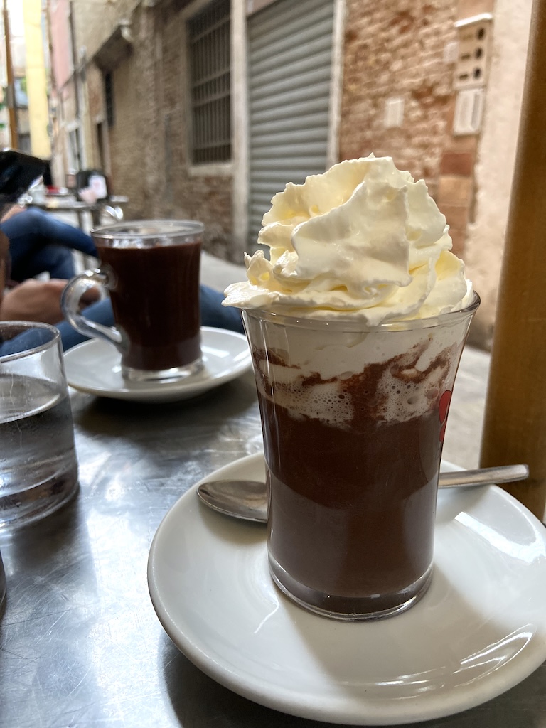 Deux chocolats chauds sur une table en terrasse à Venise.