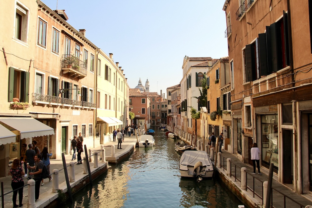 Vue d'un canal et de passants dans le quartier de Dorsoduro à Venise, au mois d'octobre.