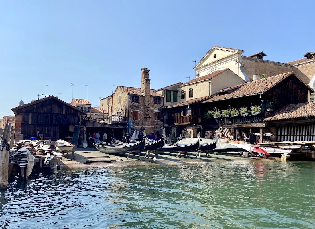 des gondoles en réparation alignées devant le squero san trovaso à venise